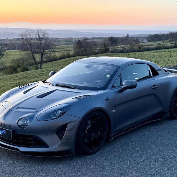 A110S avec pack aéro d’origine, bas de caisse et rajouts de pare-chocs arrière Race, lunette arrière en carbone et capot Track par BDA RACING