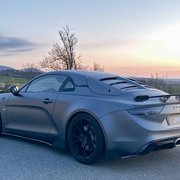 A110S avec pack aéro d’origine, bas de caisse et rajouts de pare-chocs arrière Race, lunette arrière en carbone et capot Track par BDA RACING
